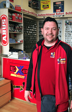 Geschäftsführer Schlüsseldienst Spandau im Ladenlokal Berlin Mitte Geschaeftsführer Schluesseldienst Spandau im Ladenlokal Berlin Mitte